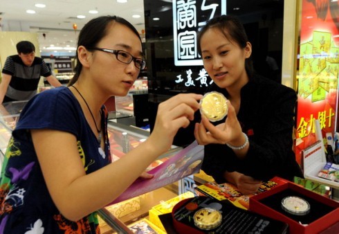 Khách hàng thích thúchọn mua loại bánh Trung thu này đang được bày bán tại Bắc Kinh
